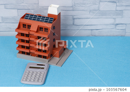 マンションと電卓で不動産販売のイメージ マンションと電卓で不動産販売のイメージ 103567604