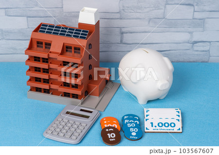 マンションと電卓で不動産販売のイメージ 103567607