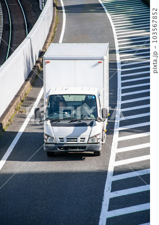 国道を走行するトラックのイメージ 国道を走行するトラックのイメージ 103567852