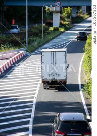 国道を走行するトラックの後ろ姿 103567853