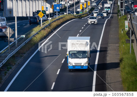高速道路を走る保冷トラック 103567858