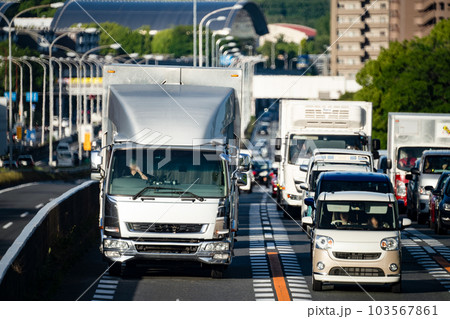 渋滞している道を走るトラック 103567861