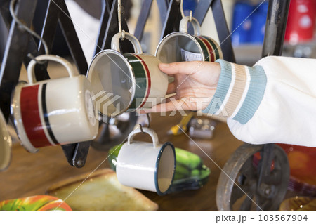 雑貨屋さんで買い物をする若い女性手元 雑貨屋さんで買い物をする若い女性手元 103567904