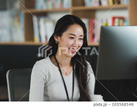 デスクワークの女性 103568546