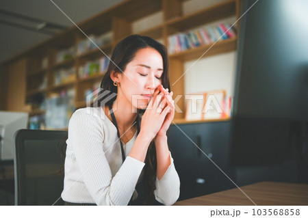 デスクワークの女性 デスクワークの女性 103568858