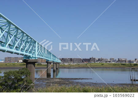 千葉県市川市妙典の江戸川を渡る水管橋の風景 千葉県市川市妙典の江戸川を渡る水管橋の風景 103569022