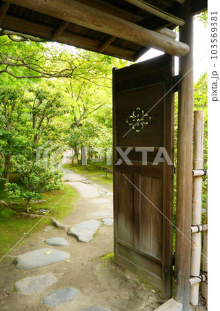 日本家屋にある屋根付きの門　2 103569381