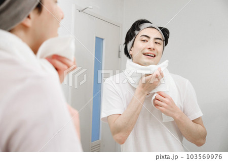 タオルで顔をふく男性 103569976