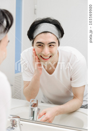 顔を洗う男性 103569980