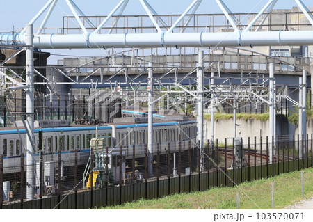 千葉県市川市妙典の江戸川を渡る水管橋と東京メトロの引き込み線の風景 千葉県市川市妙典の江戸川を渡る水管橋と東京メトロの引き込み線の風景 103570071