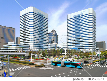 幕張テクノガーデン前を走る連節バス 幕張テクノガーデン前を走る連節バス 103570234