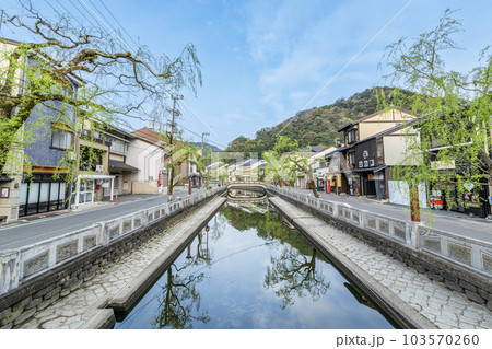 兵庫県豊岡市城崎町 快晴の城崎温泉の町並み 兵庫県豊岡市城崎町 快晴の城崎温泉の町並み 103570260