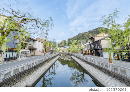 兵庫県豊岡市城崎町 快晴の城崎温泉の町並み 兵庫県豊岡市城崎町 快晴の城崎温泉の町並み 103570261