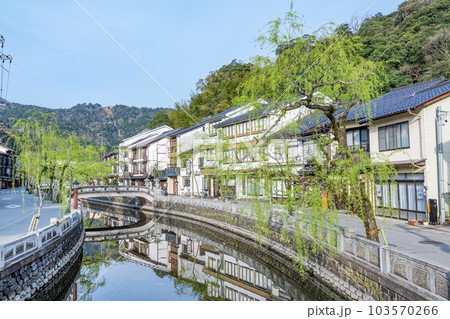 兵庫県豊岡市城崎町 快晴の城崎温泉の町並み 兵庫県豊岡市城崎町 快晴の城崎温泉の町並み 103570266