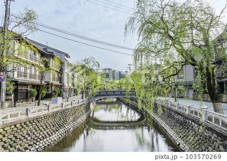 兵庫県豊岡市城崎町 快晴の城崎温泉の町並み 兵庫県豊岡市城崎町 快晴の城崎温泉の町並み 103570269