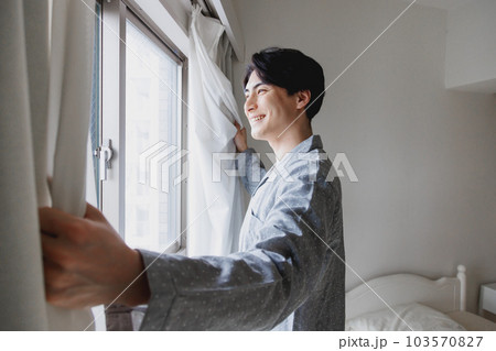 起床する男性 起床する男性 103570827