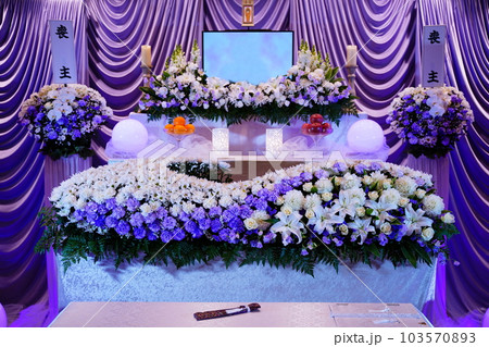 お洒落な花祭壇 103570893