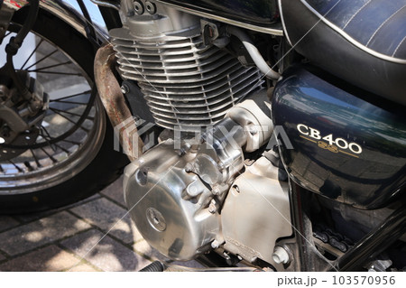 駐車場の大型バイクのエンジン 103570956