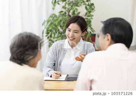 介護保険認定調査するケアマネージャー 介護支援専門員 介護保険認定調査するケアマネージャー 介護支援専門員 103571226