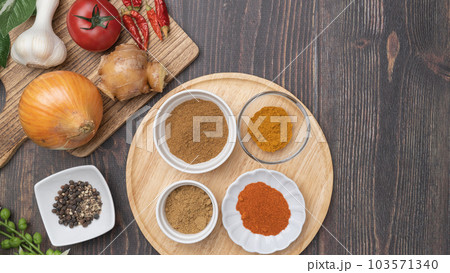 スパイスカレー イメージ│コリアンダー・クミン・チリペッパー・ターメリック 103571340