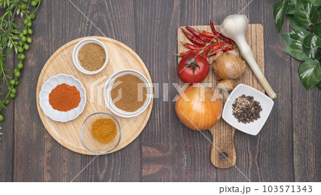 スパイスカレー イメージ│コリアンダー・クミン・チリペッパー・ターメリック 103571343