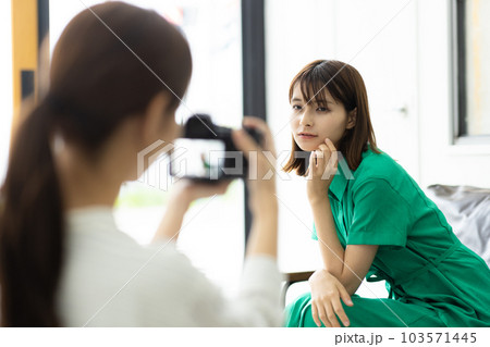 モデルさんを撮影する女性カメラマン 103571445