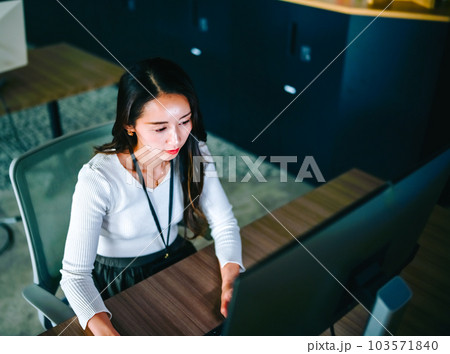 残業をする女性 ビジネス 残業をする女性 ビジネス 103571840