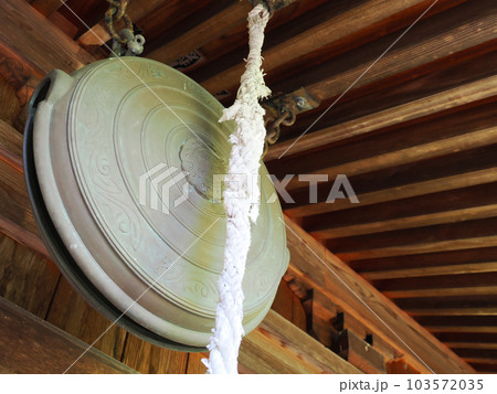 神社のしめ縄と鰐口 103572035
