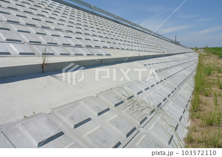 大きな河川の護岸壁、護岸ブロック 103572110