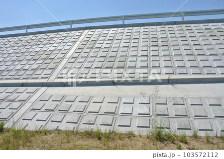 大きな河川の護岸壁、護岸ブロック 大きな河川の護岸壁、護岸ブロック 103572112