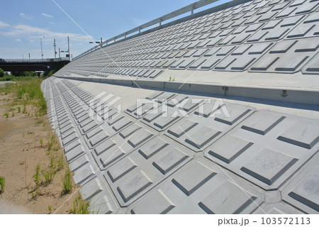 大きな河川の護岸壁、護岸ブロック 大きな河川の護岸壁、護岸ブロック 103572113