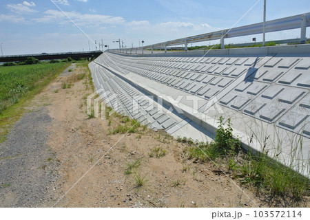大きな河川の護岸壁、護岸ブロック 大きな河川の護岸壁、護岸ブロック 103572114