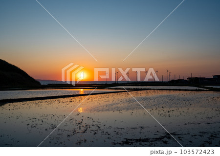 風力発電 夕景 田園風景 風力発電 夕景 田園風景 103572423