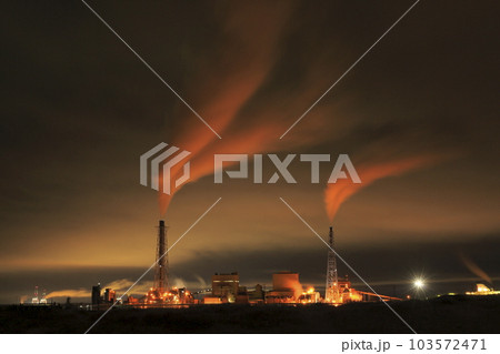 北海道の浜厚真海浜公園から望む苫東厚真火力発電所 103572471