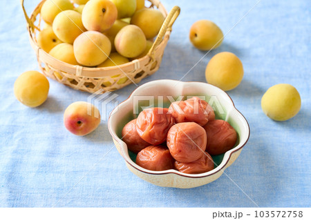 梅干しと完熟梅（紀州南高梅） 103572758