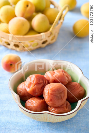 梅干しと完熟梅（紀州南高梅） 103572760