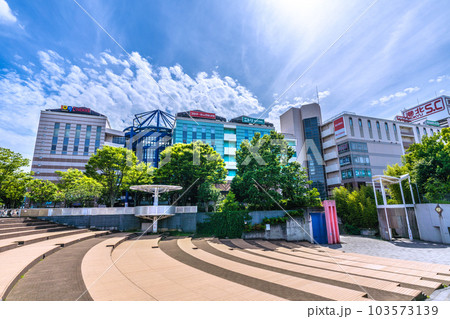 日本の横浜都市景観 夏のような蒸し暑い陽気…センター南駅前のショッピングモールや広場などを望む 103573139