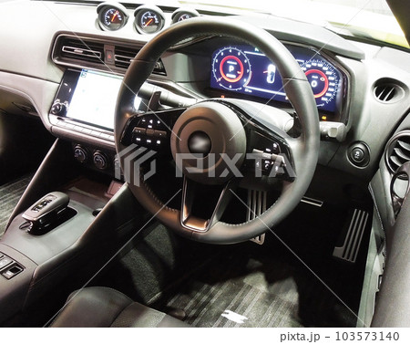 車の運転席 103573140