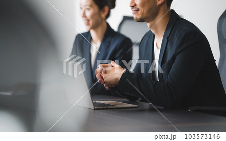 会議をするビジネスパーソン 会議をするビジネスパーソン 103573146