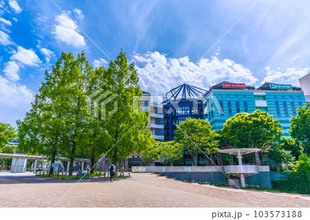 日本の横浜都市景観 夏のような蒸し暑い陽気…センター南駅前のショッピングモールや広場などを望む 日本の横浜都市景観 夏のような蒸し暑い陽気…センター南駅前のショッピングモールや広場などを望む 103573188