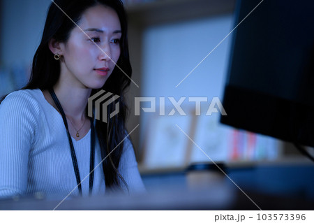 デスクワークの女性 103573396