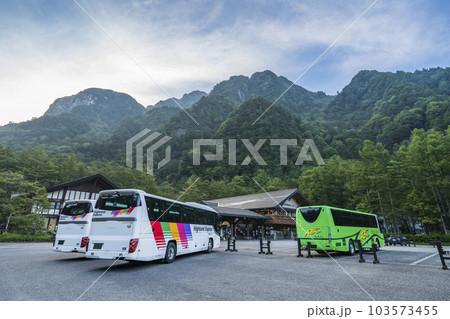 早朝の上高地バスターミナル【長野県・松本市】 早朝の上高地バスターミナル【長野県・松本市】 103573455