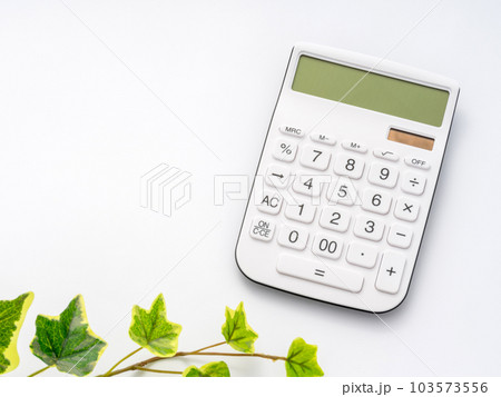 計算機　白背景　コピースペース 103573556