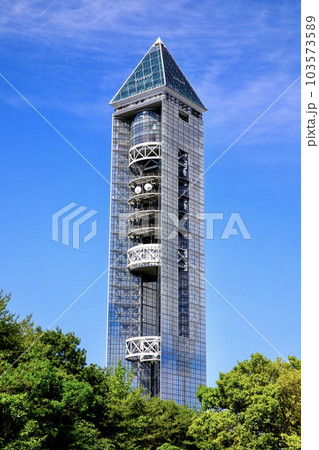 名古屋市、晴天下の東山スカイタワー 103573589