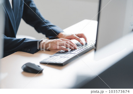 デスクワークの女性 デスクワークの女性 103573674