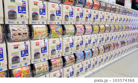 ビジネスイメージ ズラリと並んだカプセルトイのマシーン ビジネスイメージ ズラリと並んだカプセルトイのマシーン 103574368
