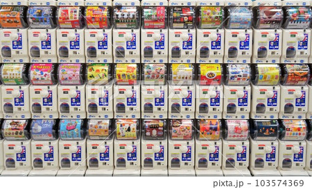 ビジネスイメージ カプセルトイのマシーン ビジネスイメージ カプセルトイのマシーン 103574369