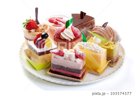 お皿に盛りつけた色々なショートケーキ 103574377