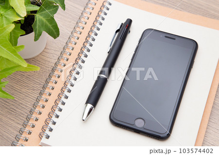 ノートとボールペンとスマホ 103574402