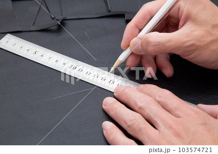 レザークラフト　裁断（線を引く） 103574721